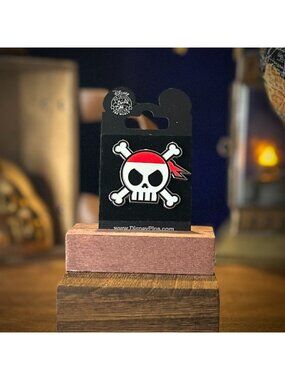 Disney Pirates of the Caribbean - Skull and Crossbones w/ Hidden Mickey Enamel P